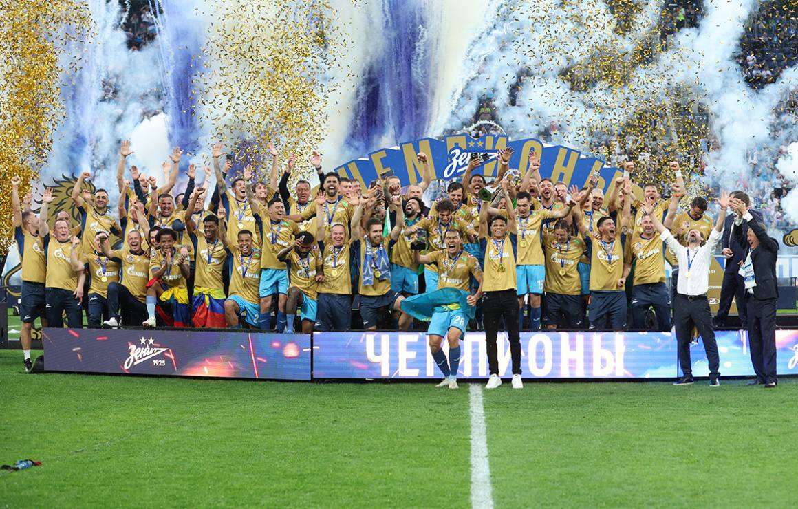 الفريق يرفع جائزة الدوري الروسي الممتاز ويتسلم الميداليات